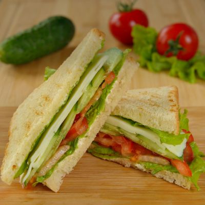 Английский треугольный сэндвич с сыром и овощами